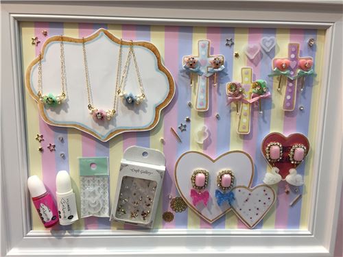 Little pieces of jewellery, also made of resin