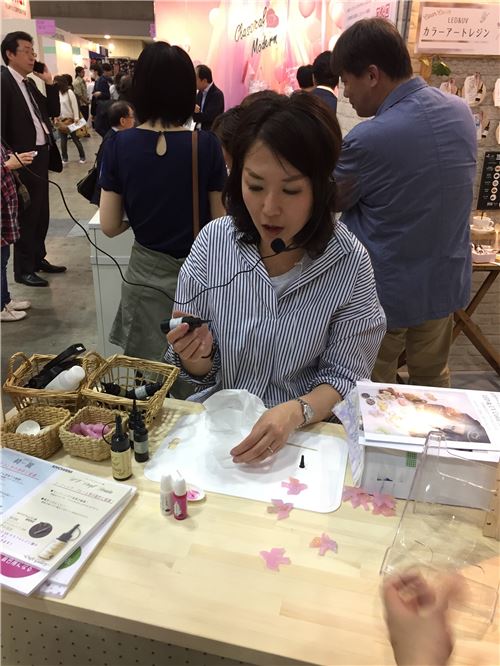 A live demonstration showing people how to use resin