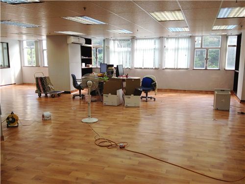 The 3 desks look still quite lost in the new BIG office