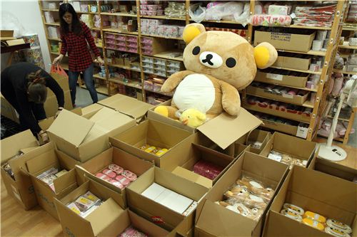And while unpacking big Rilakkuma keeps an eye on what is going on